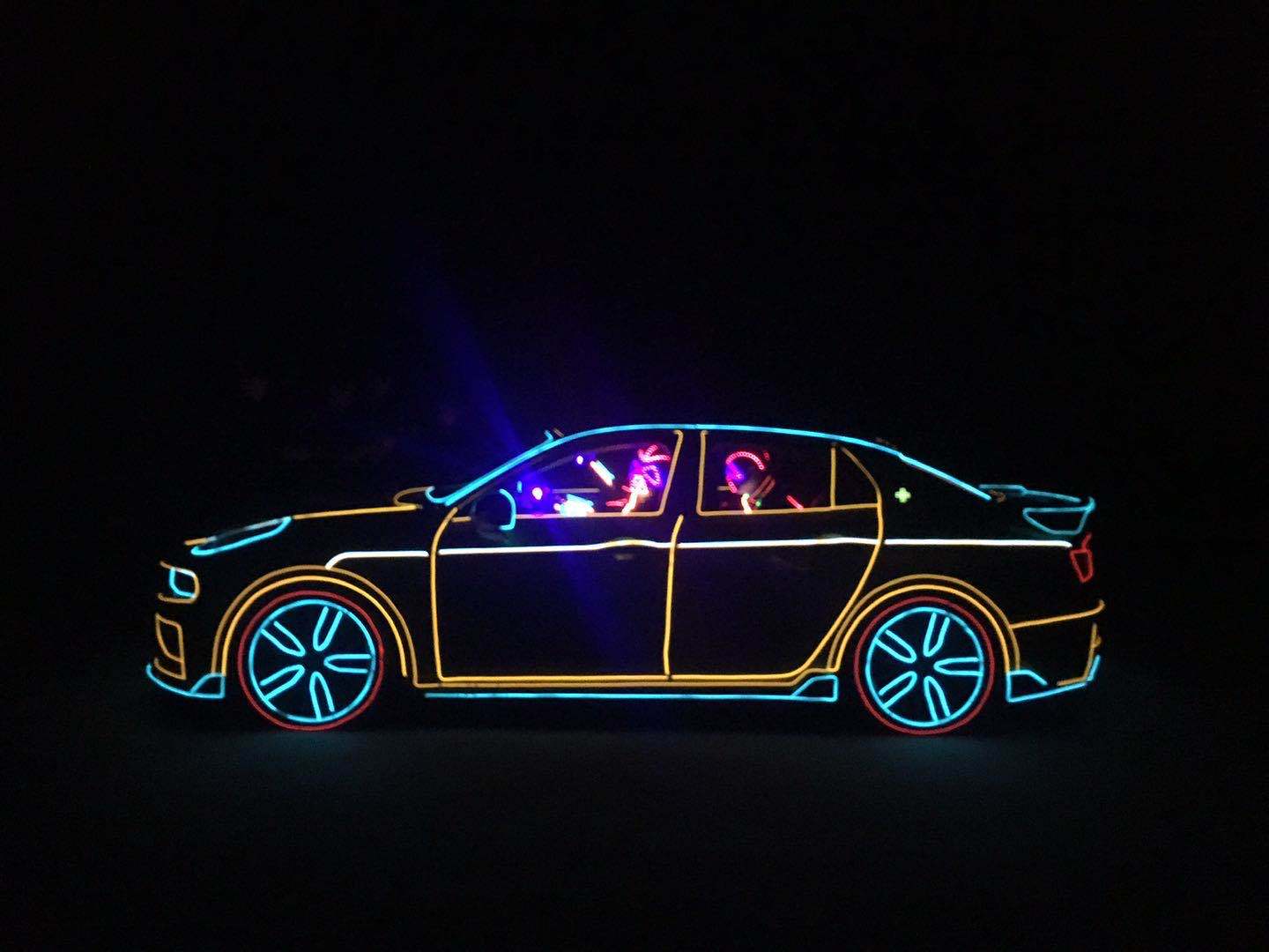 1/ 12 突出汽车线条轮廓,可做到些灯光编程.