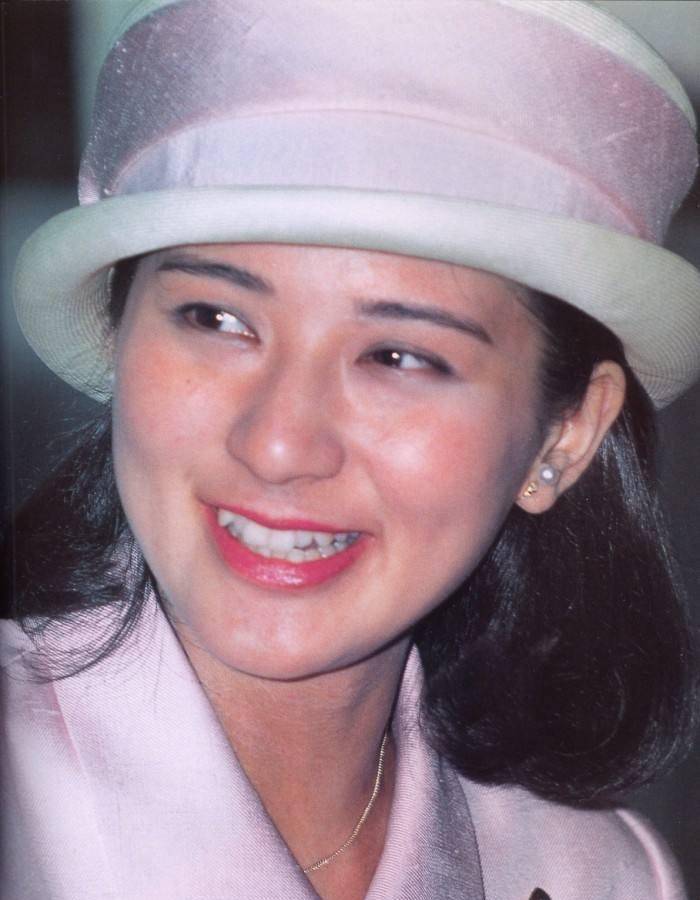 雅子出生于1963年12月9日,原名小和田雅子,她生于一个外交官家庭,是一