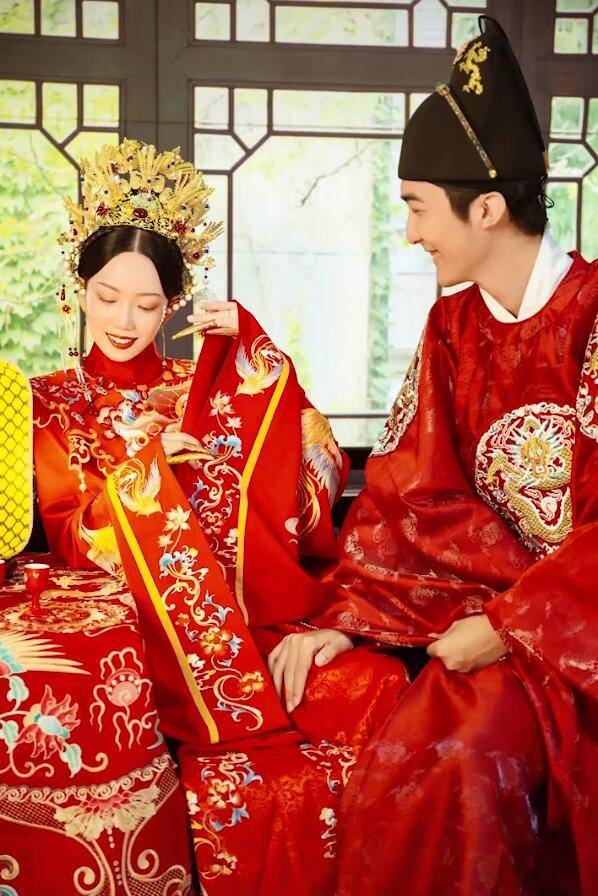 网红皮卡晨举办婚礼,一身红装惊艳众人,新郎四眼哥妈妈是秦腔名旦