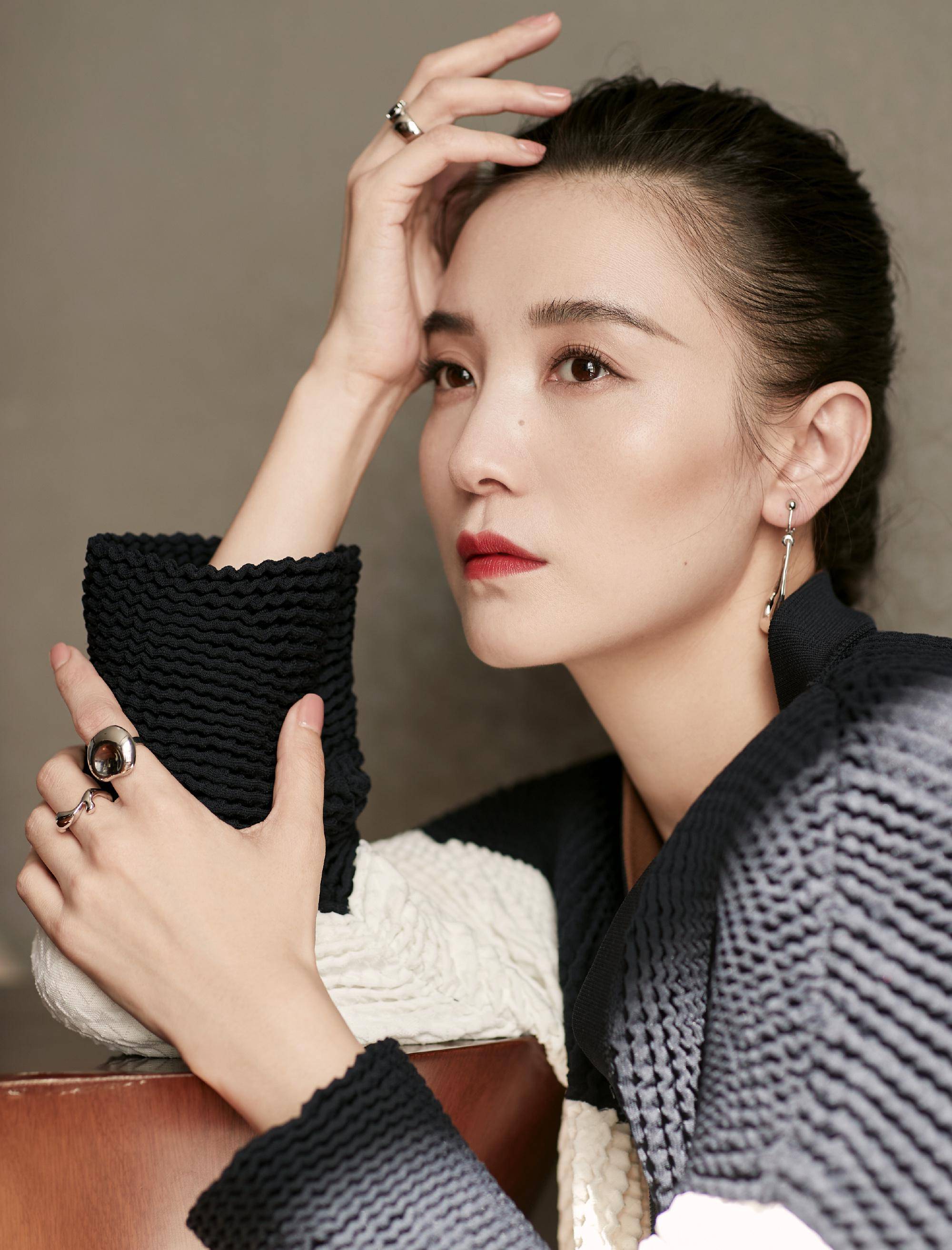 宋佳出席品牌发布会,黑白针织衫配白色短靴,清爽减龄哪像40