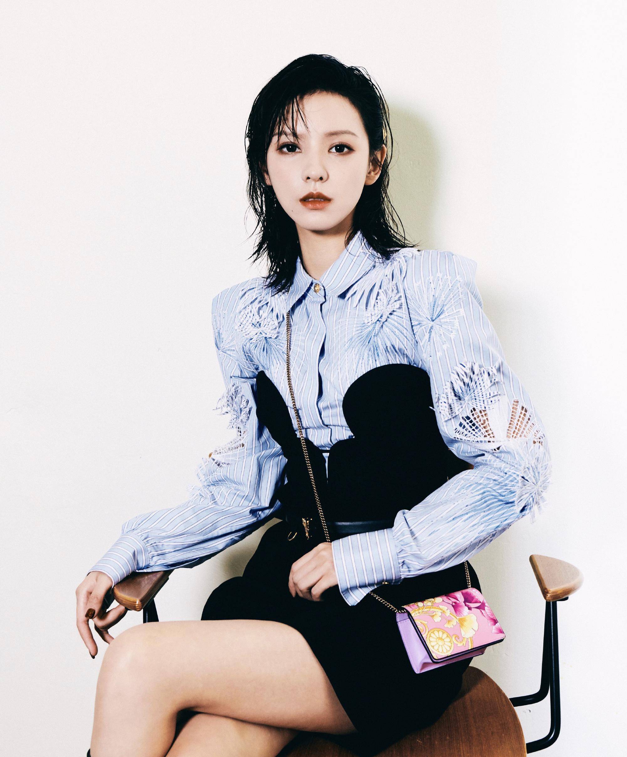 摆脱王思聪前女友标签,张予曦新影片上映,红发人鱼妆超惊艳