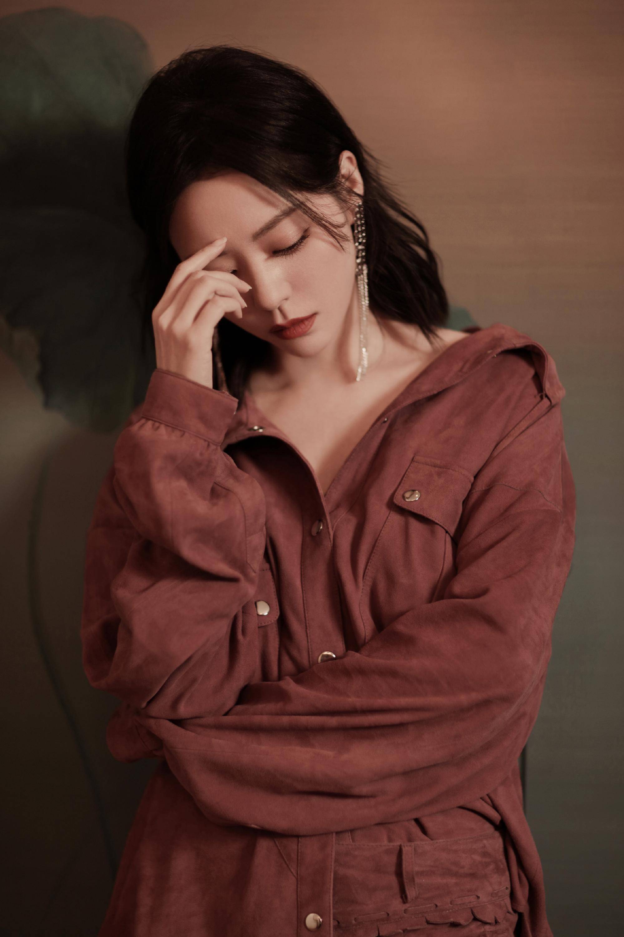 张靓颖透视鱼尾裙个性惊艳头戴荆棘装饰舞台新造型无敌了