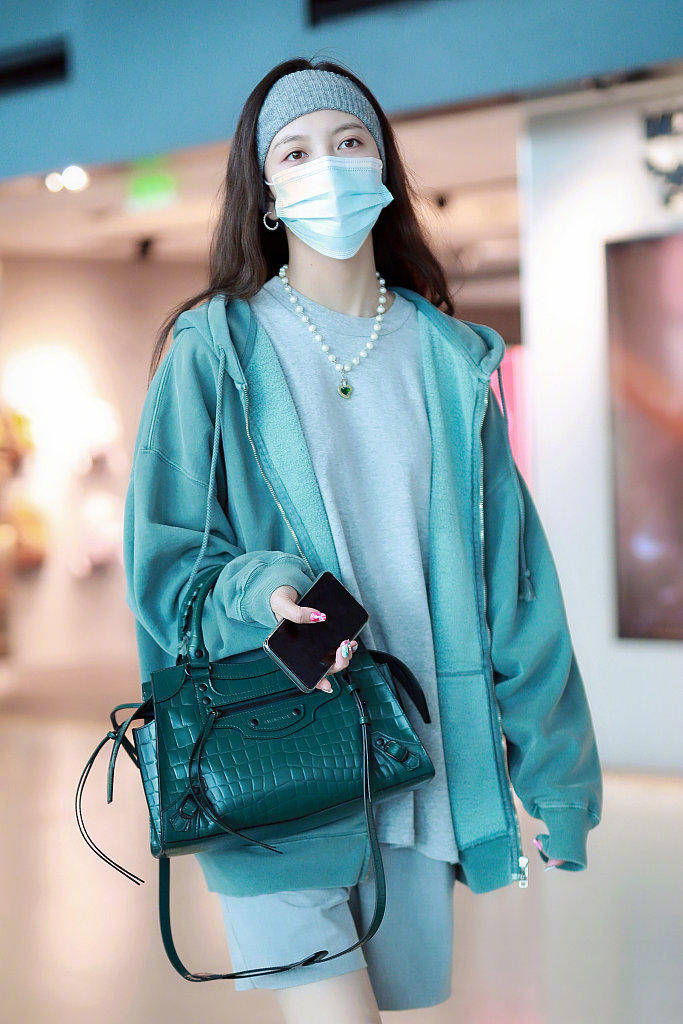 原创主持人王冠不上班穿得好时髦扎染卫衣配短裤随便一站就显气质