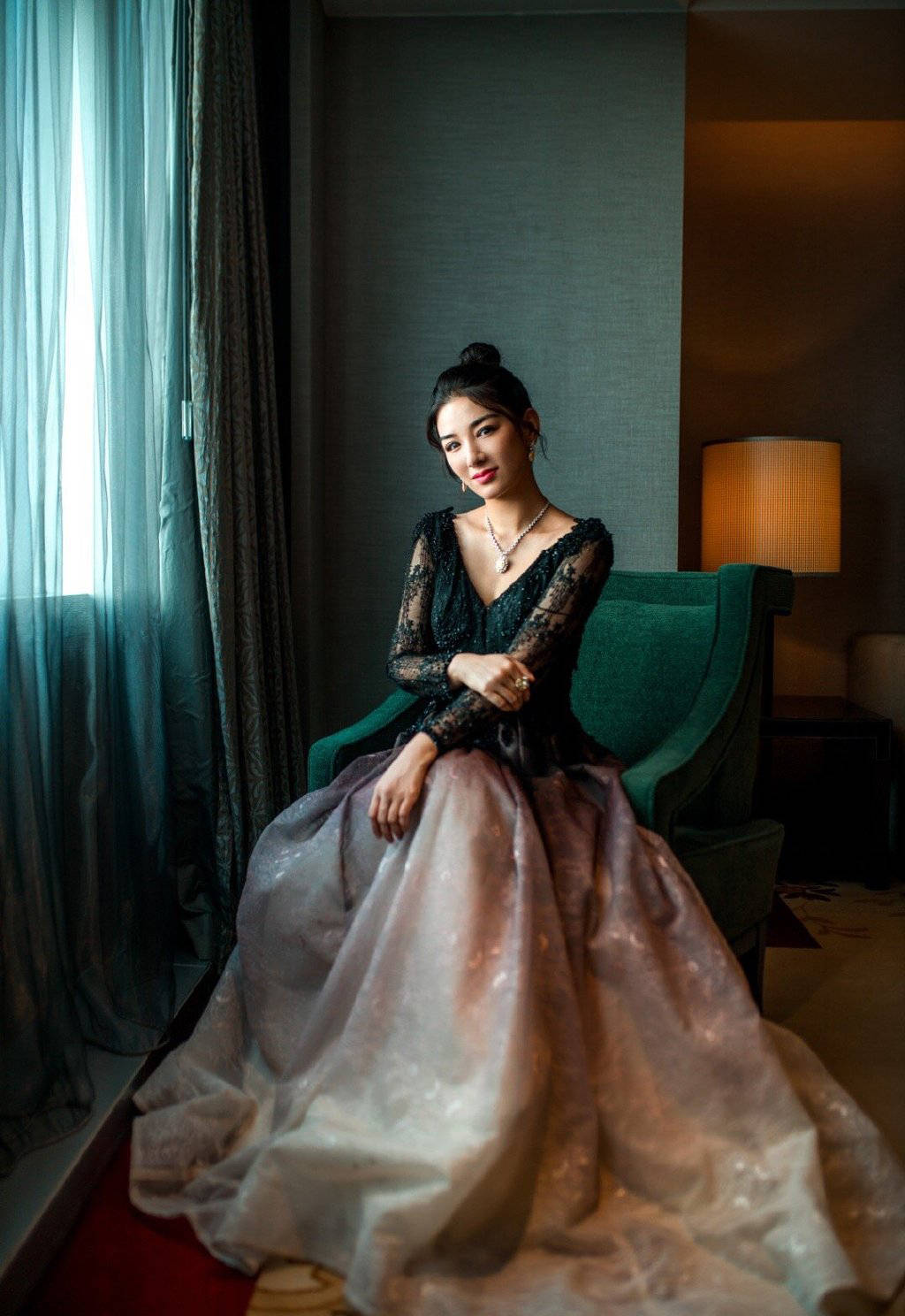 这组造型中黄奕穿了一件大v领的撞色拼接轻纱裙,上半身的黑色蕾丝拼接