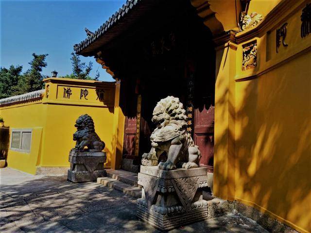 除了山脚这座寺庙外,在山顶还有一座伏虎寺.