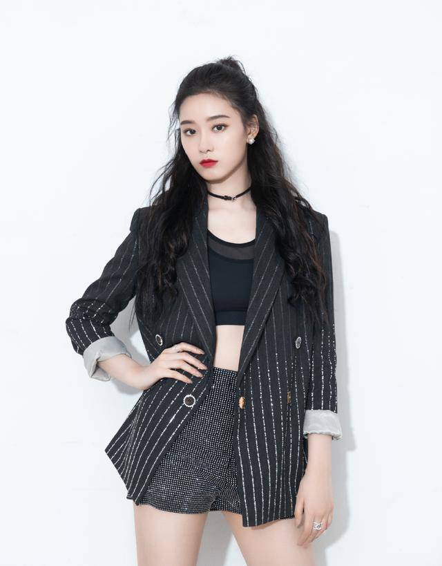 被《创造营》淘汰,却成黄子韬关注的第一人,穿西装秀小腰真霸气