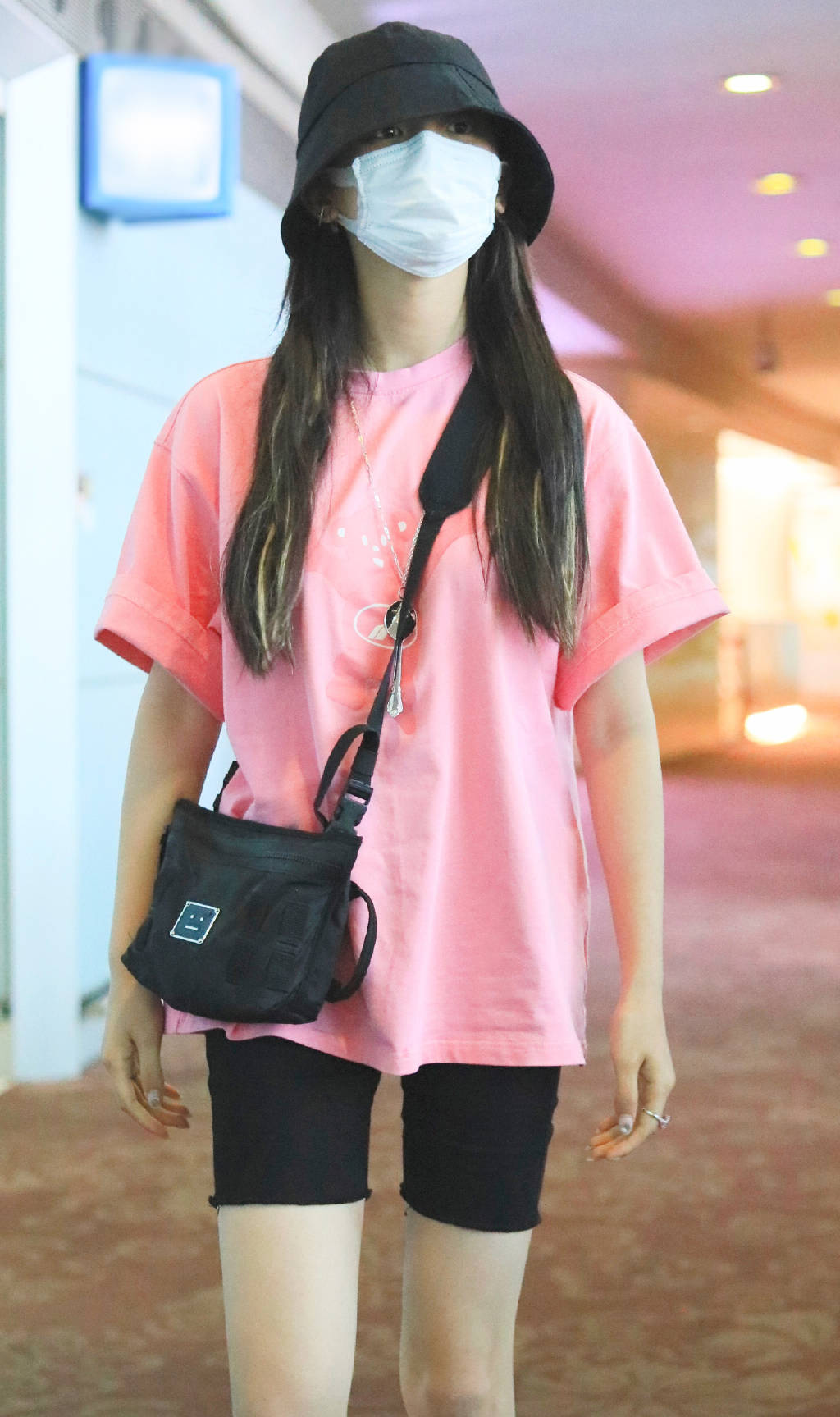 杨超越遮挡严实,穿粉色t恤配骑行裤,标志性"漫画腿"太撩人了