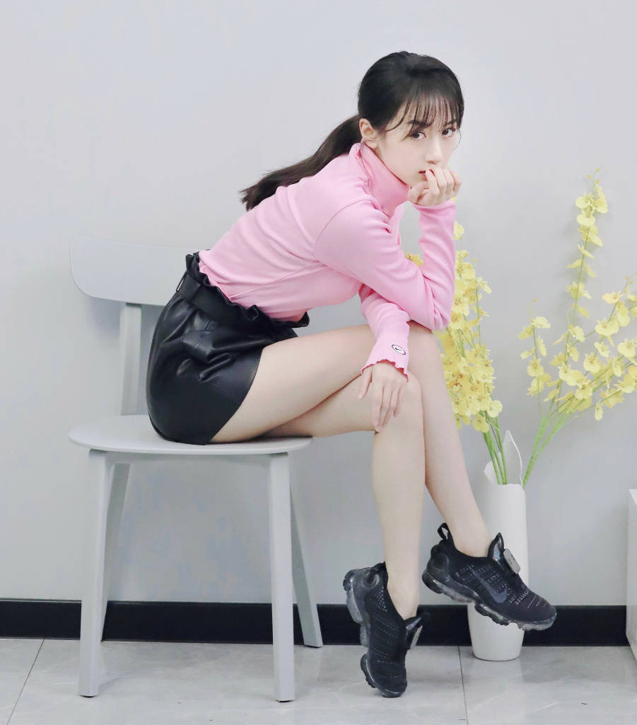 袁冰妍好会秀腿高腰皮质短裤只到大腿踮起脚尖显得线条好完美