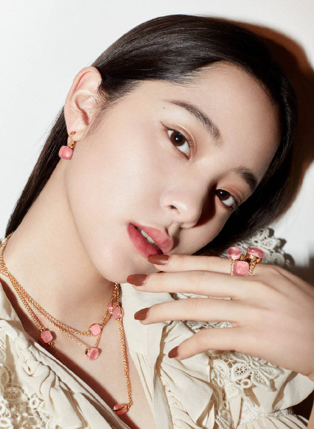 欧阳娜娜厉害了,一身黑色行头搭配金色粗手链,屈腿坐霸气十足