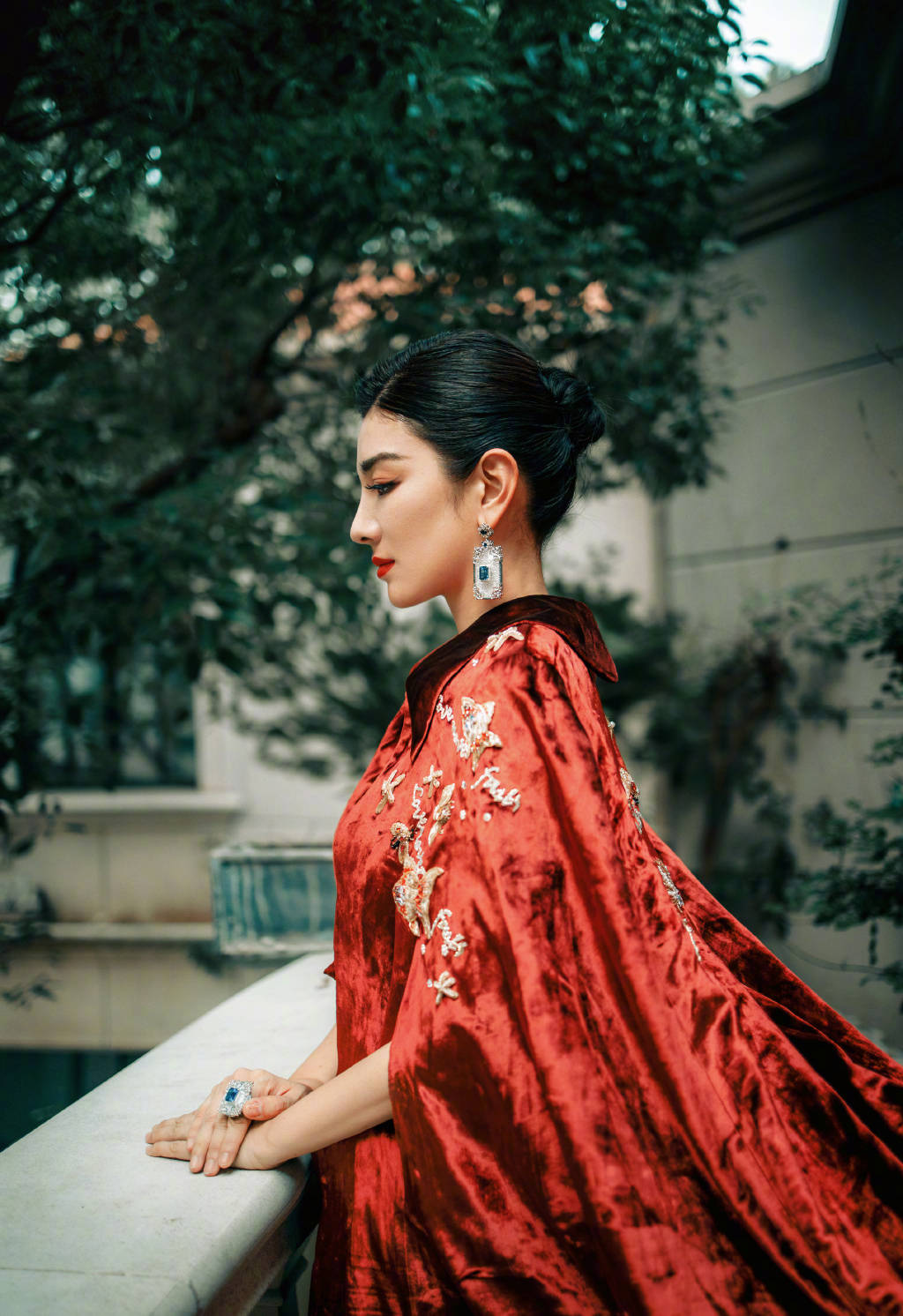 黄奕这是女王范穿亮片透视纱长裙配金色披风尽显霸气性感