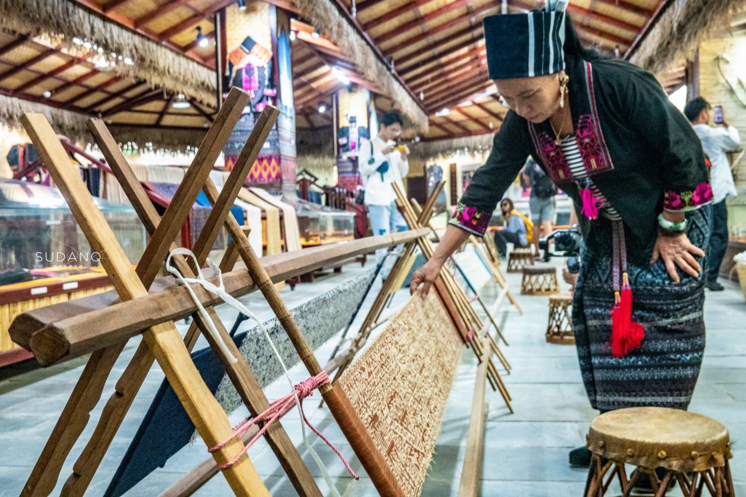 黎锦堪称中国纺织史上的"活化石",是中国最早的棉纺织品.