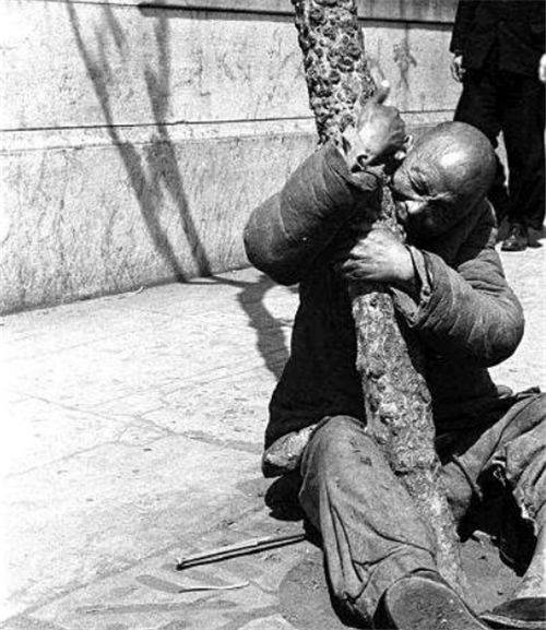 1942年河南大饥荒:年轻母亲为让孩子活命,主动将自己卖给人贩子