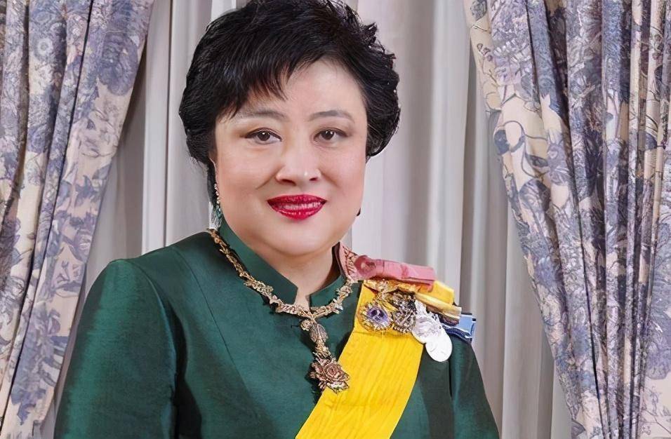 只见新人笑泰王63岁原配出身高贵美艳动人病得舌头都伸不回去