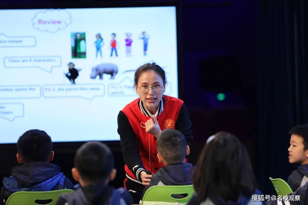 小学部袁莉老师和二年级(1)班的小豆包们在《上天的蚂蚁》中,一起讨论