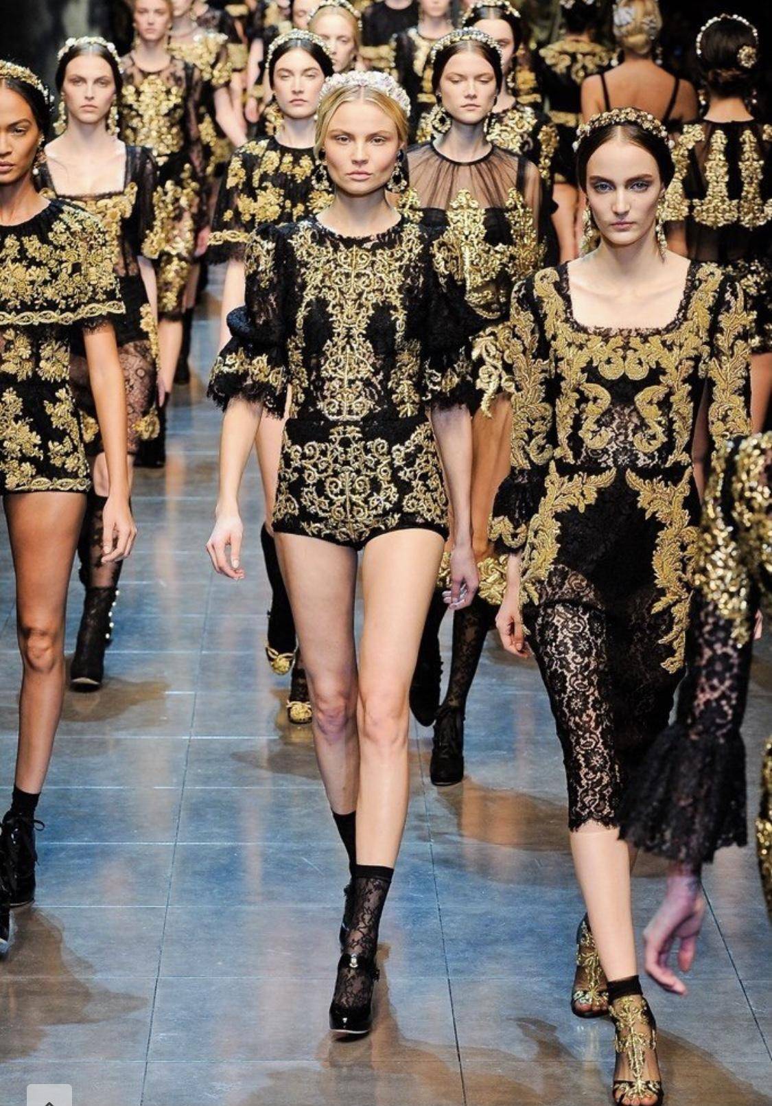 王菲最爱的性冷淡风穿搭,风格源头出人意料,欲对立却更胜一筹