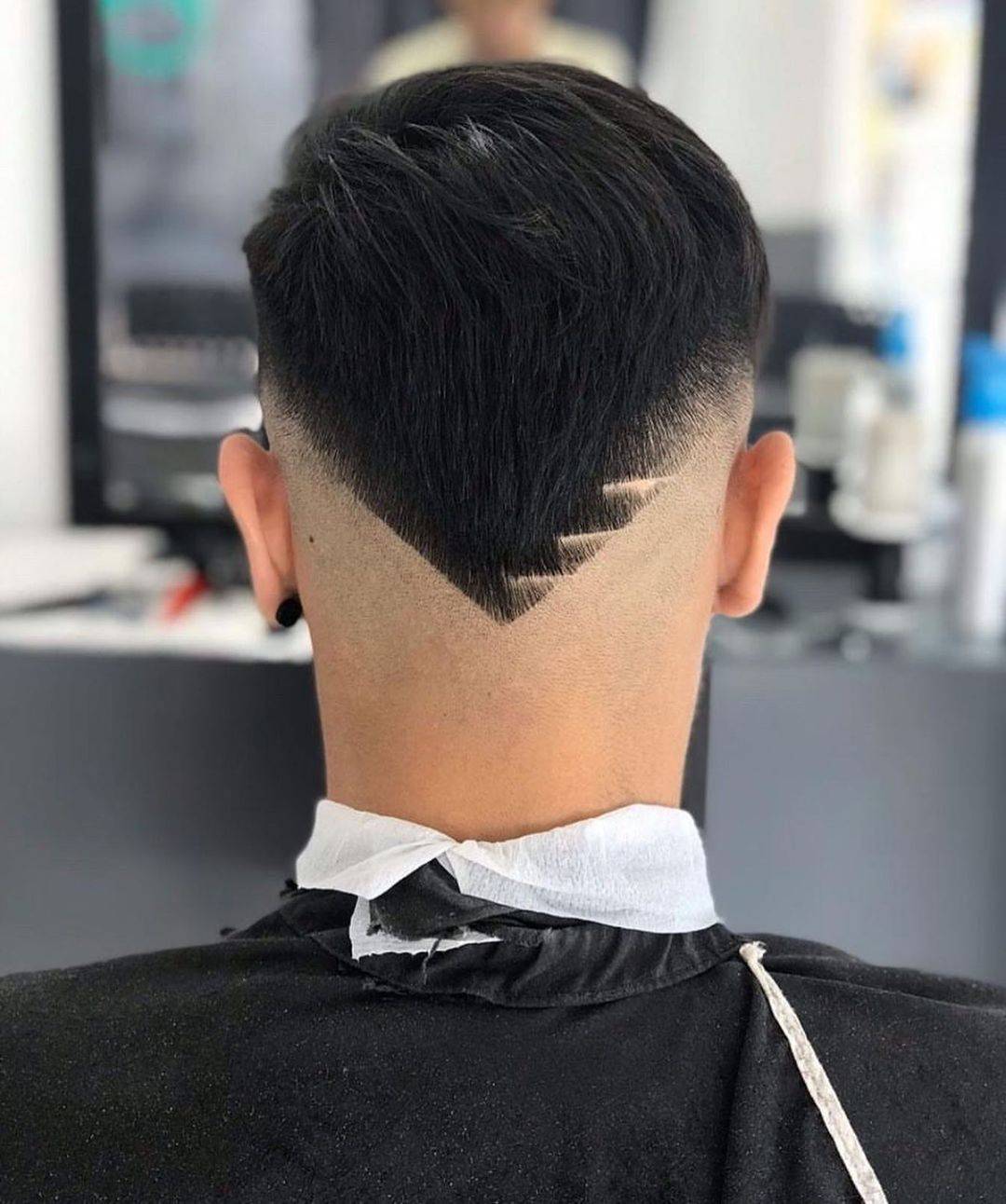 男士发型其实也可以剪出一些造型的,可以在后脑勺上边修剪一个三角形