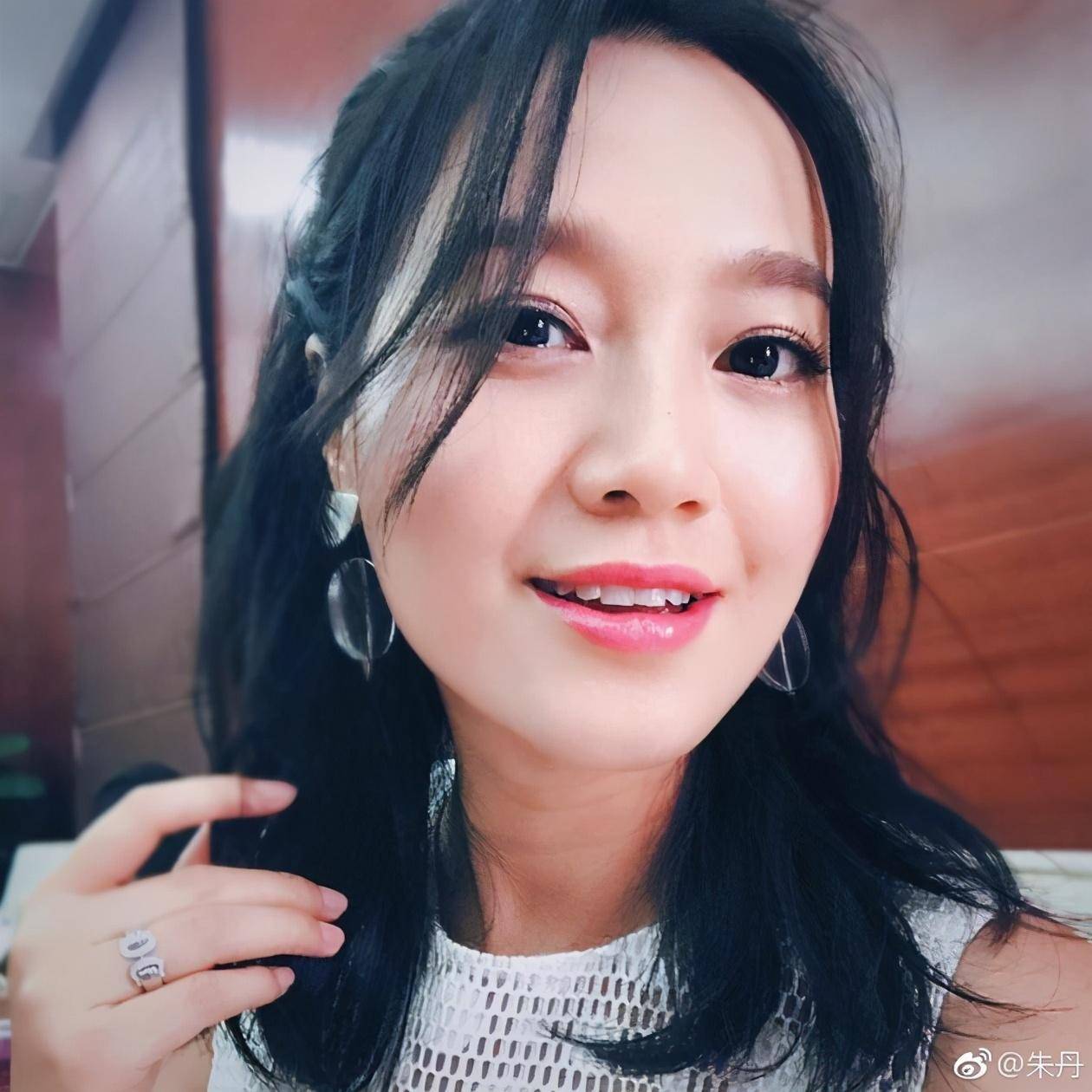 原创美女主播变居家宝妈朱丹素颜与女儿互动满眼都是爱一样美美哒