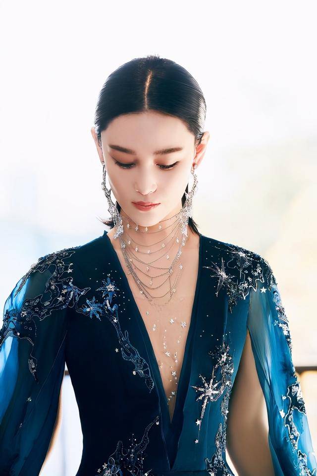 张馨予助阵盖娅传说,变身星月女神走上时装周t台,被赞最美军嫂