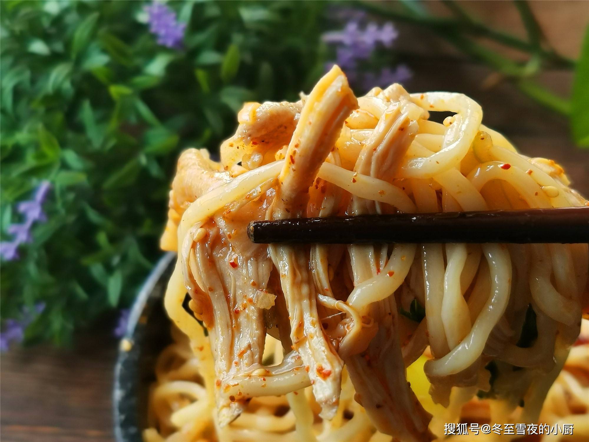 天冷了,一个鸡腿,一把面条,教你做超好吃的酸辣鸡丝面,解馋