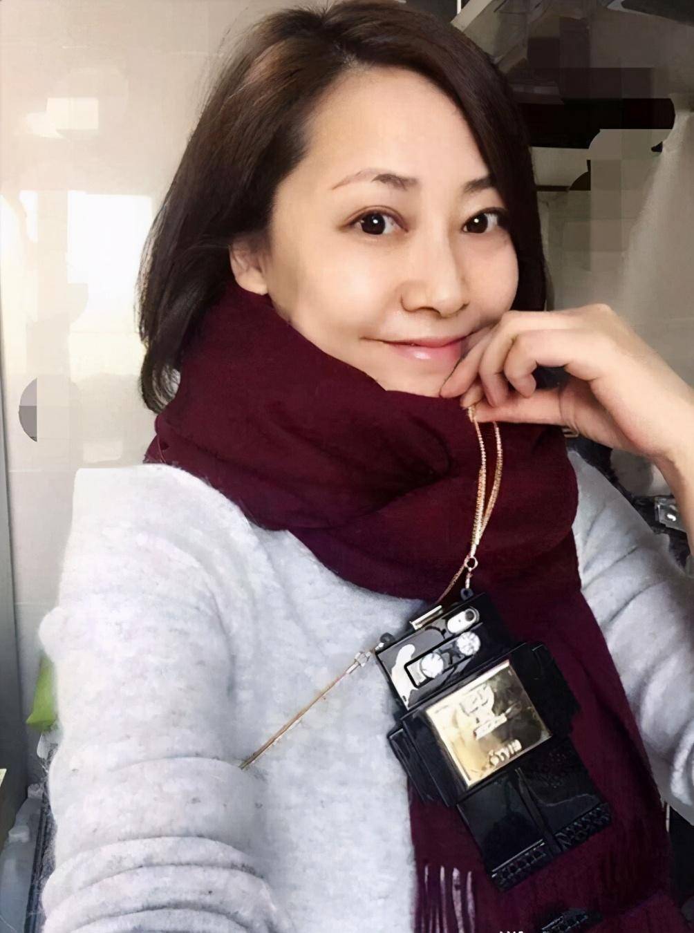 张卫健46岁妻子罕见露面,有些衰老不过仍然漂亮,老了也很文艺_张茜