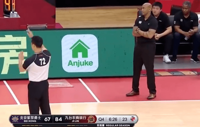 原创训斥王子瑞后北控男篮领队吼裁判吃技犯不服气竖大拇指回应