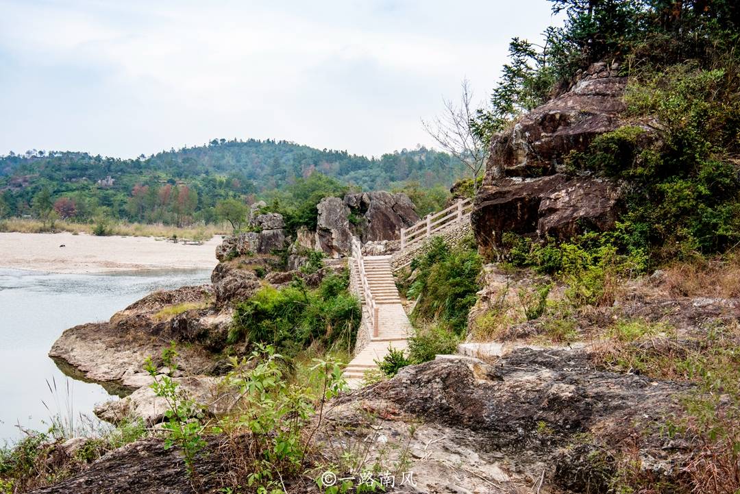 沿着观景小道前行,不同角度欣赏狮子岩和附近的山色水景,呼吸着夹带着