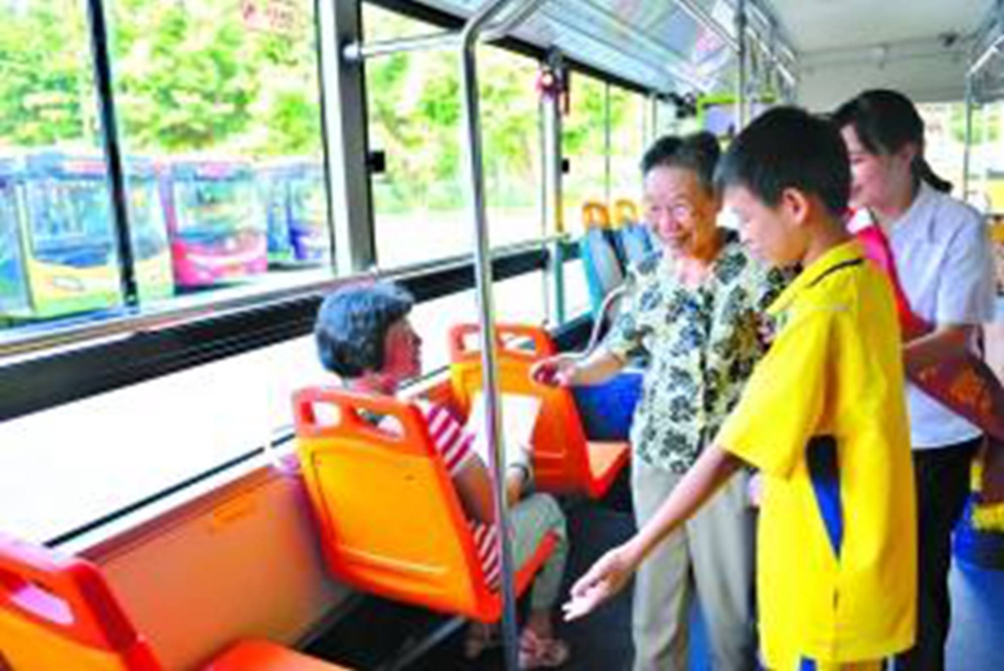 原创公交车上8岁孩子被迫让座忘拿书包老人一个举动引起众怒