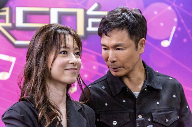 郭晋安懒理遭质疑面容僵硬,首度携爱妻同台献唱,欧倩怡美丽抢镜