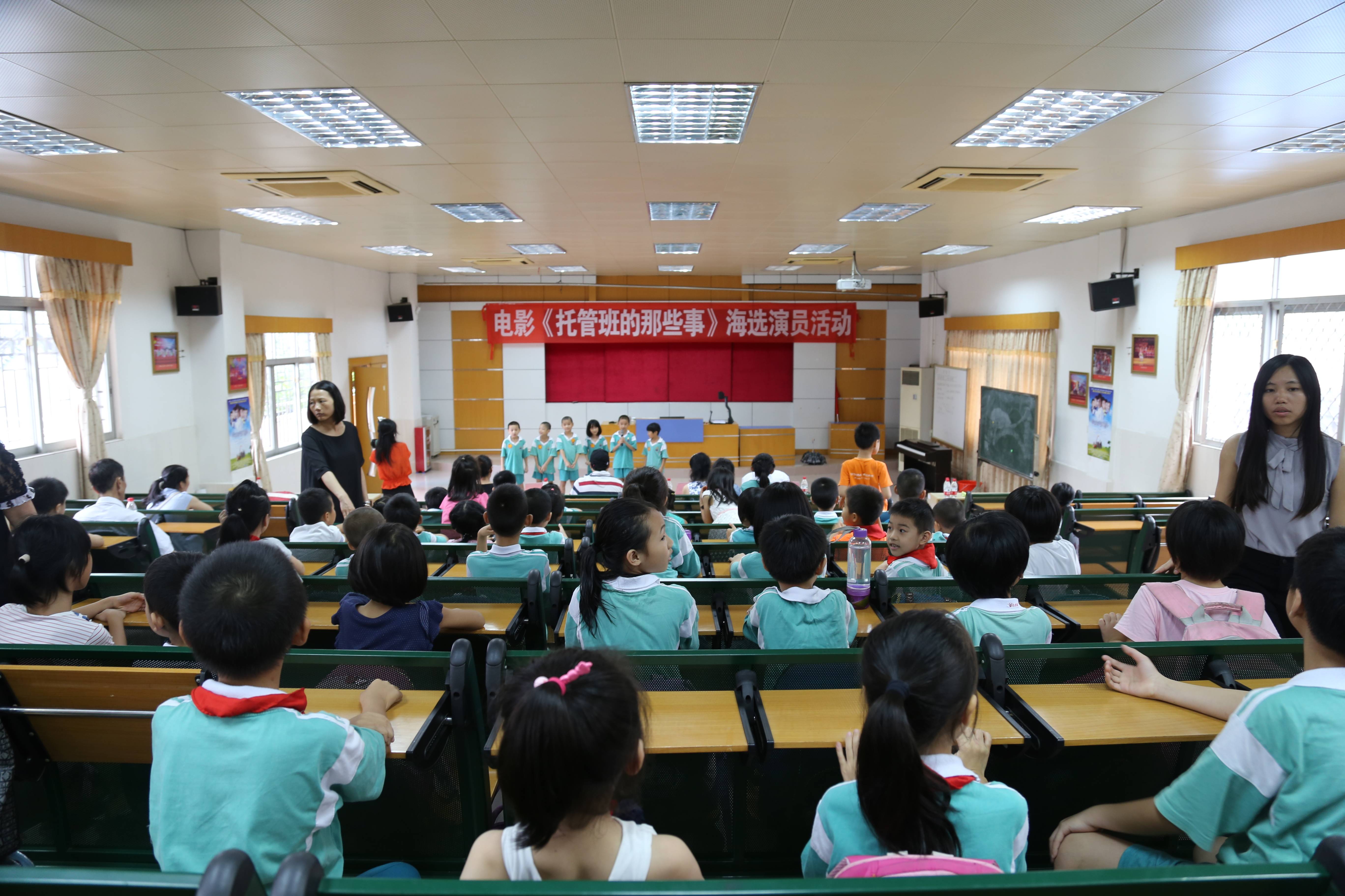 石牌小学的海选现场,近150名小学生同台竞技才艺