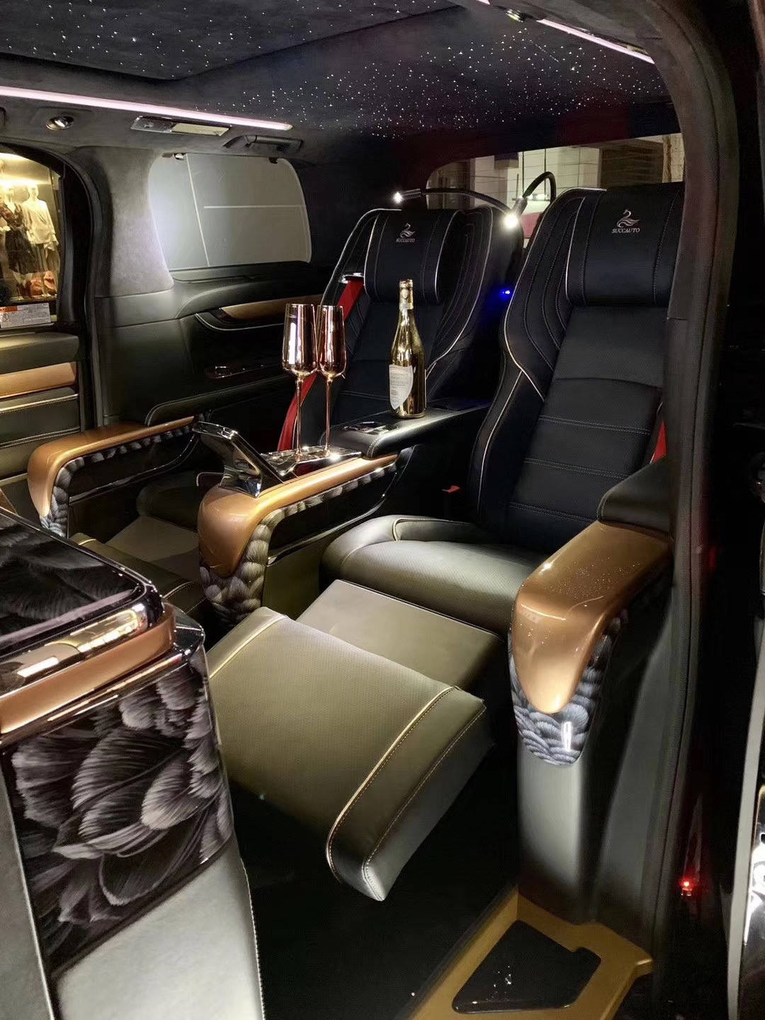 新款埃尔法显然更加擅长用细腻的做工与精挑细选的内饰材料去营造安逸