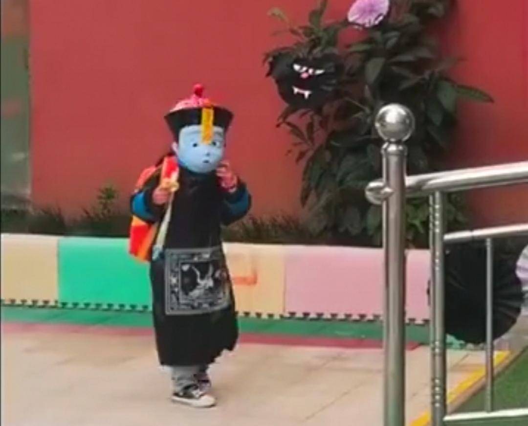 荆州女童被家长扮成"清朝小僵尸",为参加幼儿园万圣节活动