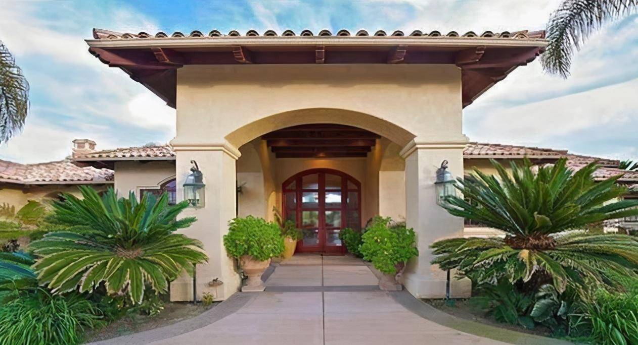 此外,有媒体爆料称,张纪中在美国洛杉矶还有一套别墅,紧邻华人聚集区