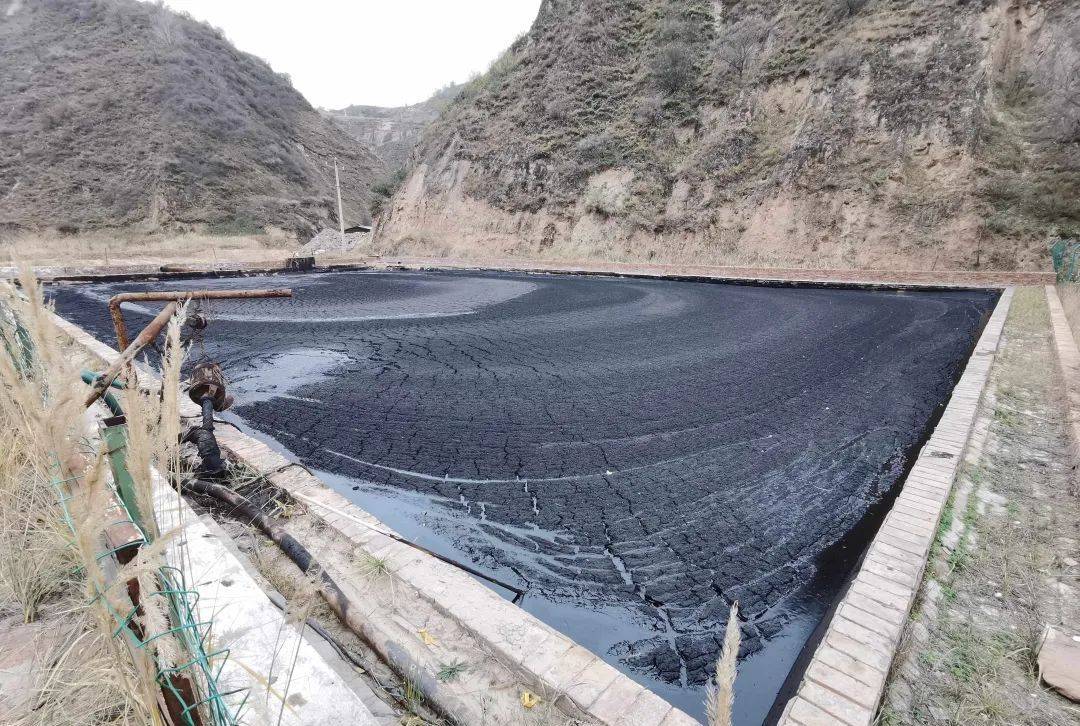 吴起县一污油泥处理厂场地大量污油存放安全隐患极大