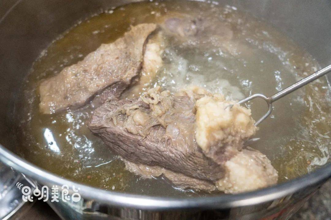 昆明小夥20年研究豆煮牛肉成果喜人每天5大鍋不夠賣