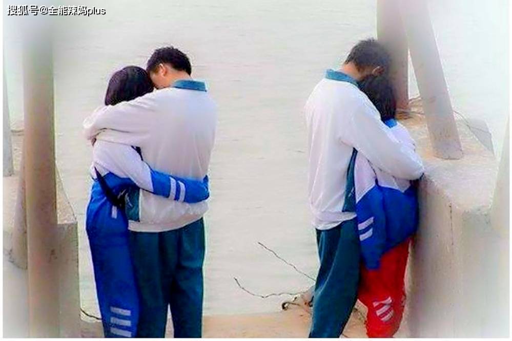 如何看待"性无知"问题?00后学生地铁不雅举动,网友直呼辣眼睛