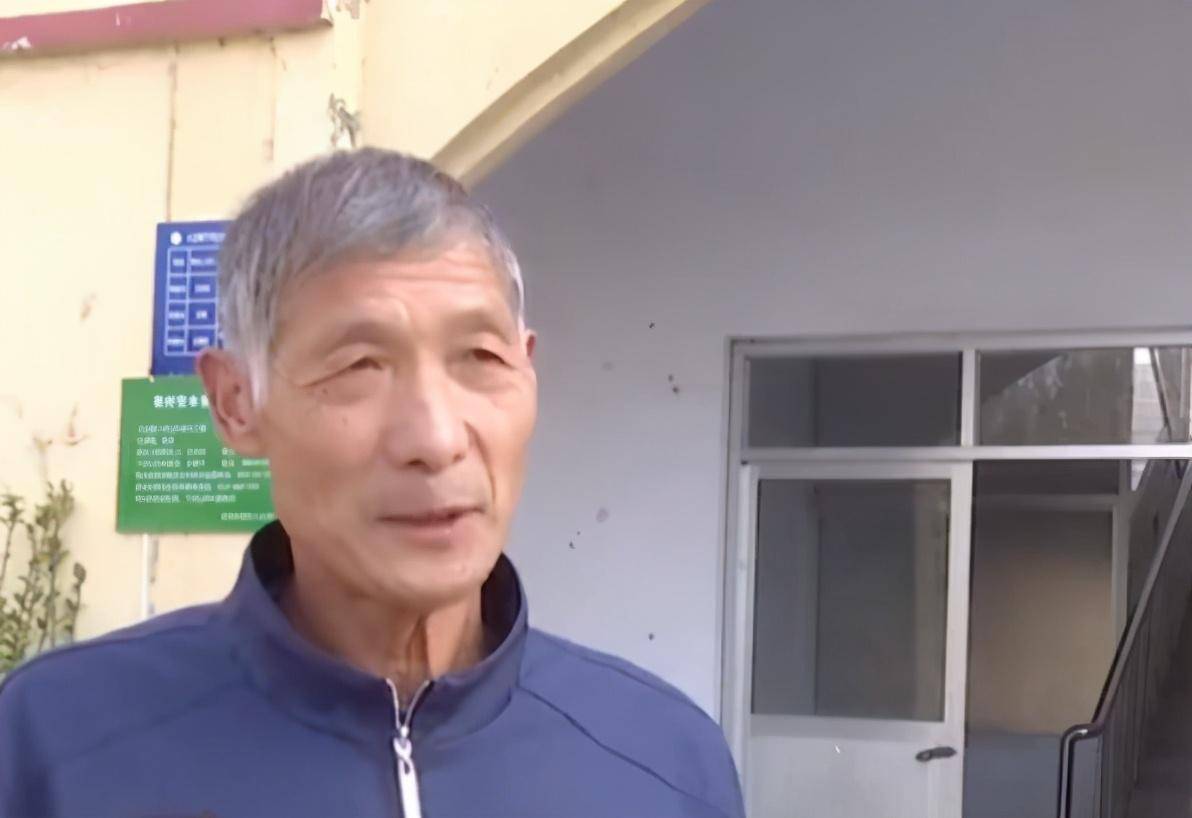 惯偷潜入村民家中进行盗窃,不料被发现跟踪,公交车逃窜被抓获_男子