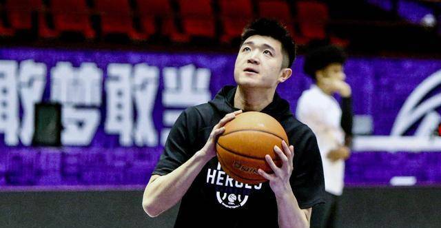 第一节,李泓翰打了3分18秒,只是贡献了1次助攻,还搭上了1次犯规.