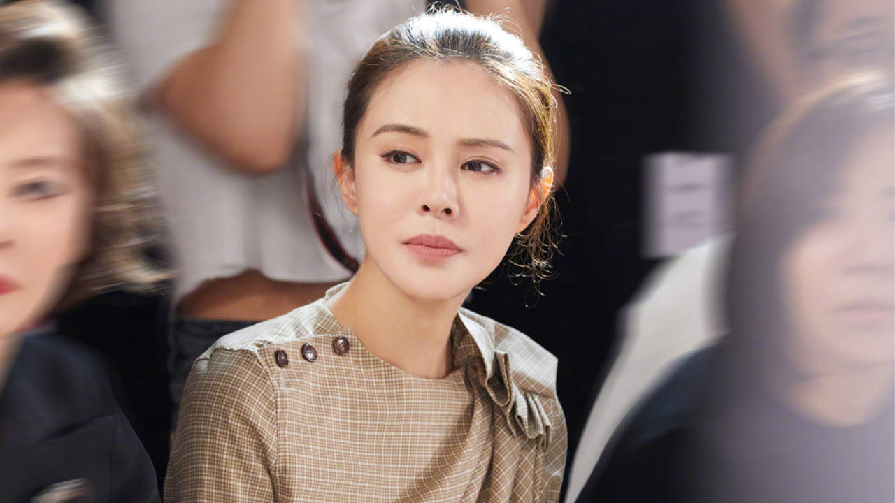 关悦带着大女儿佟含月逛街