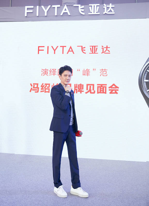 冯绍峰可真帅,穿黑色西装套装搭白t恤,看起来儒雅有气质!