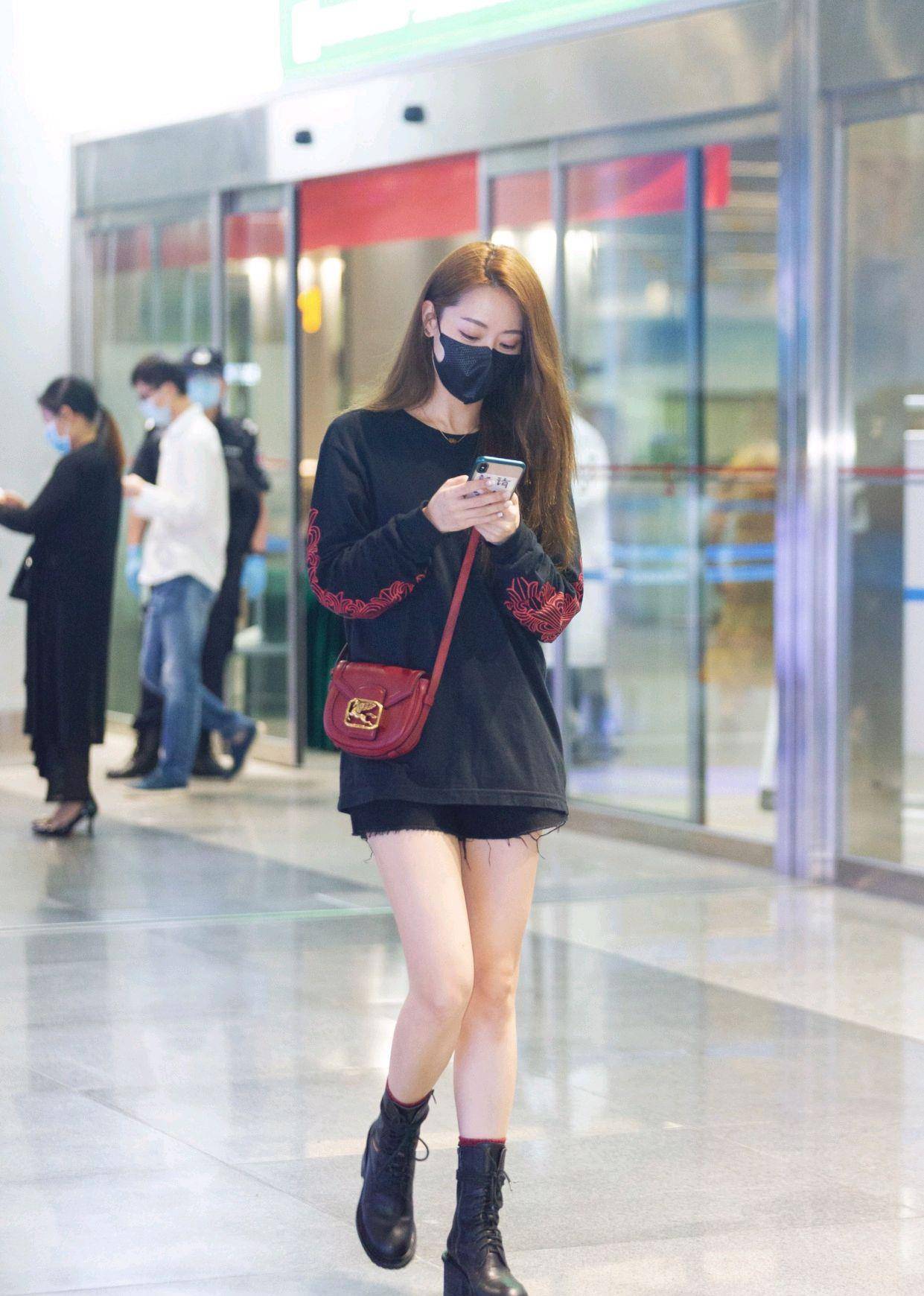 白冰穿西装走机场真是越来越时髦了哪怕戴口罩都透露着时尚感