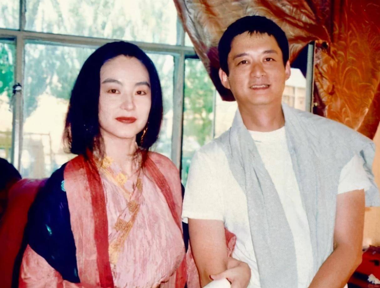 了解林青霞的人都知道她有一个关系很好的男闺蜜——美术指导张叔平