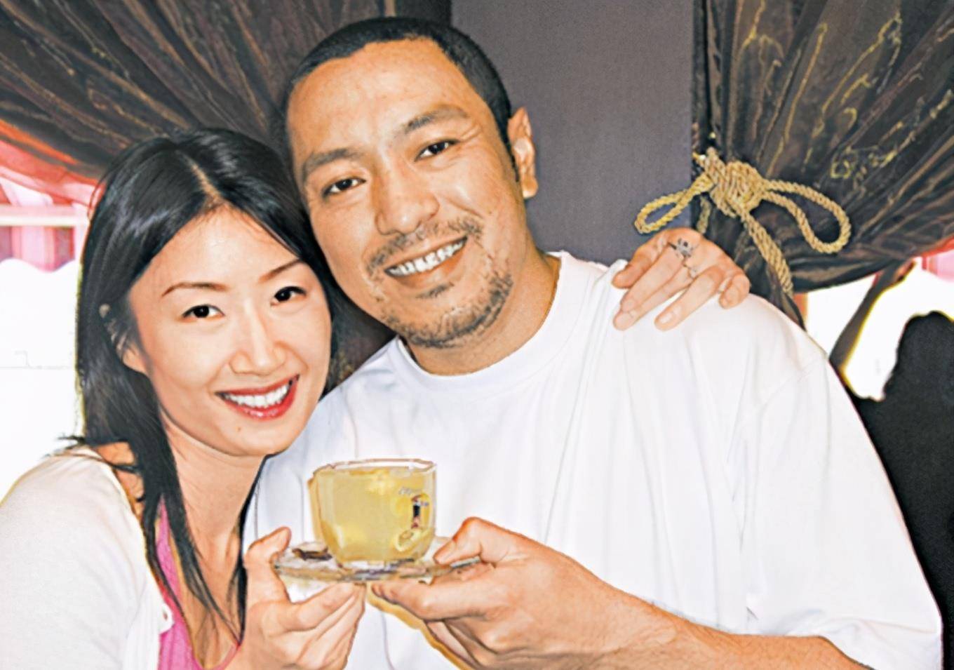 姜皓文庆结婚21周年,51岁妻子气质好,相恋25年仍不想生娃
