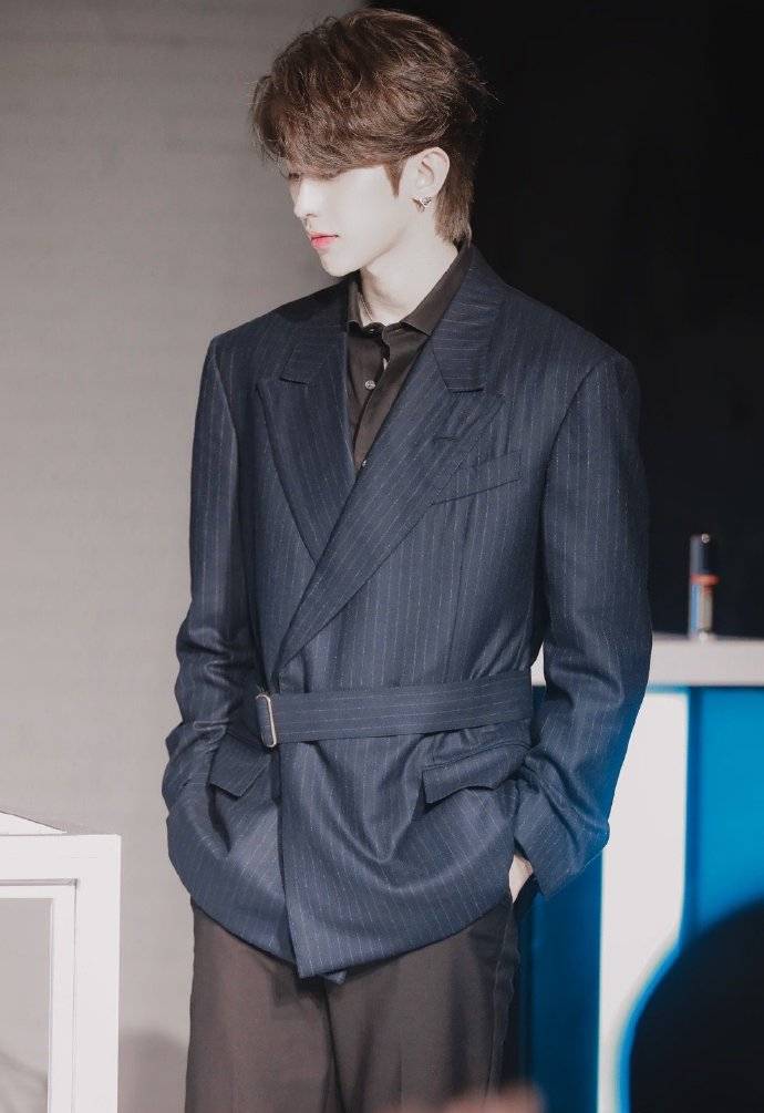 蔡徐坤西装造型