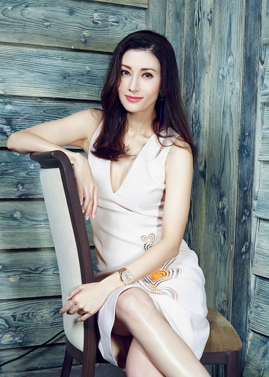 50岁的港姐女神李嘉欣搭配银粉套装很惊艳a4腰才是亮点