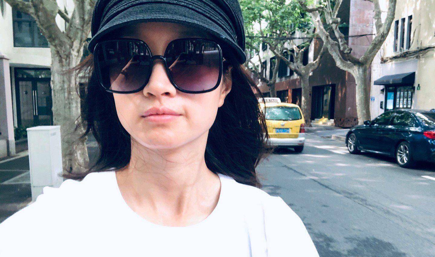 沈佳妮素颜出镜,肌肤状态很真实,穿白t配贝雷帽,简约又时髦