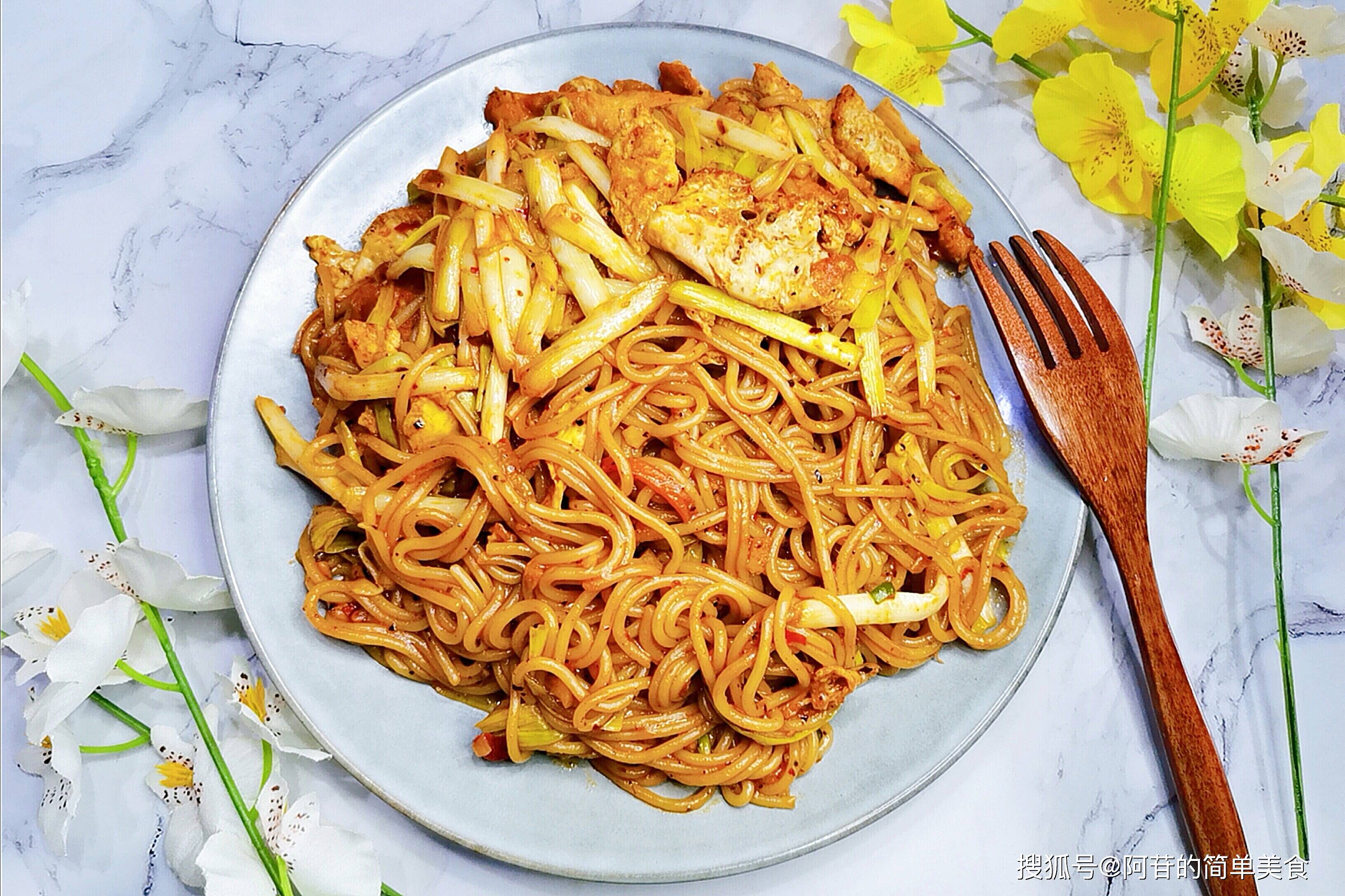 尝试用蒜黄炒意大利面,硬要加入黑椒酱,还好味道很不错_手机搜狐网