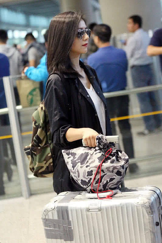 高圆圆穿了件黑色夹克,下搭黑色休闲裤,不仅很酷而且有气质!