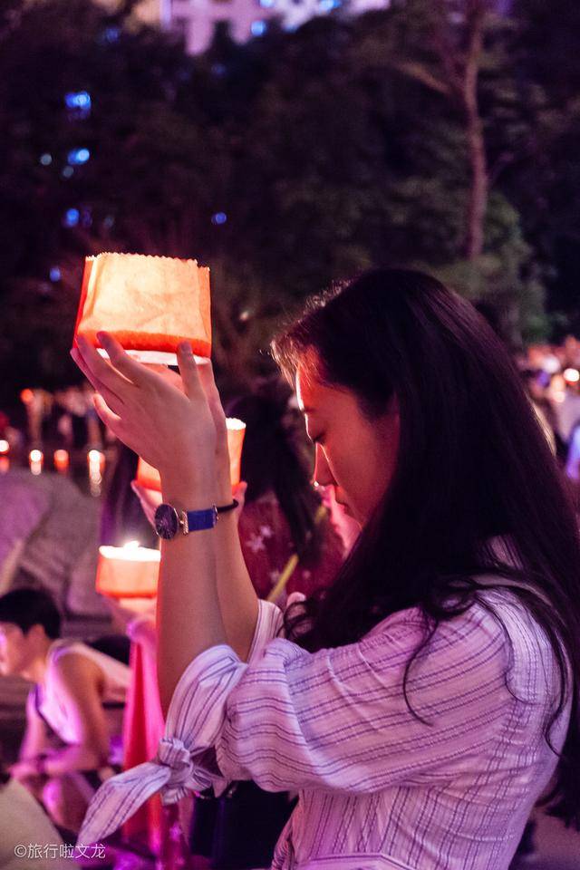 原创到云南才知道有水灯,用来祈祷美好,曼听御花园晚上这么精彩