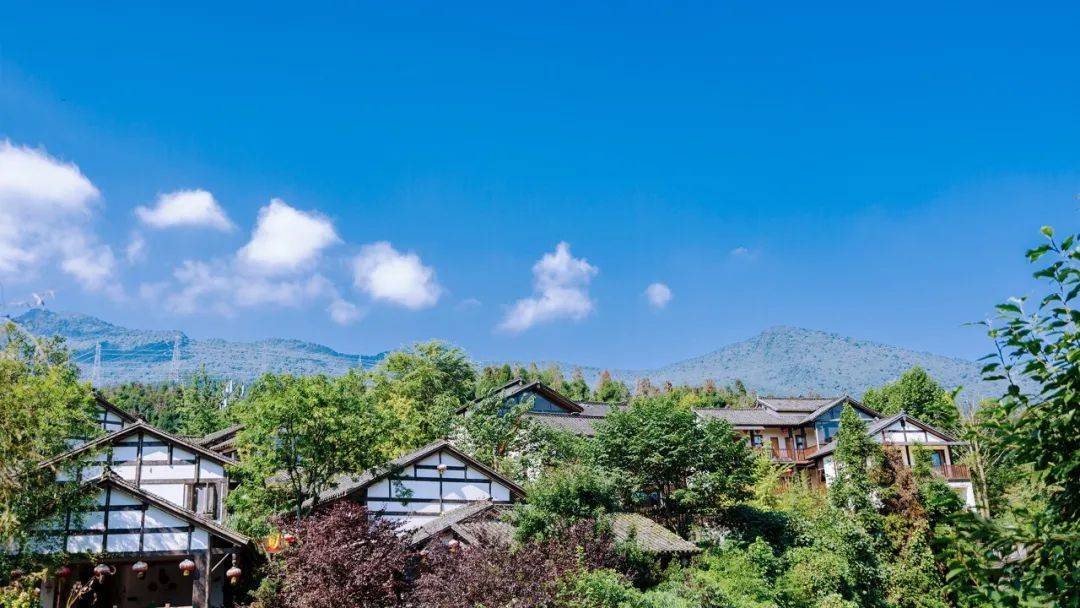 七里坪实拍图中国眉山七里坪国际旅游度假区,是由金杯半山集团开发