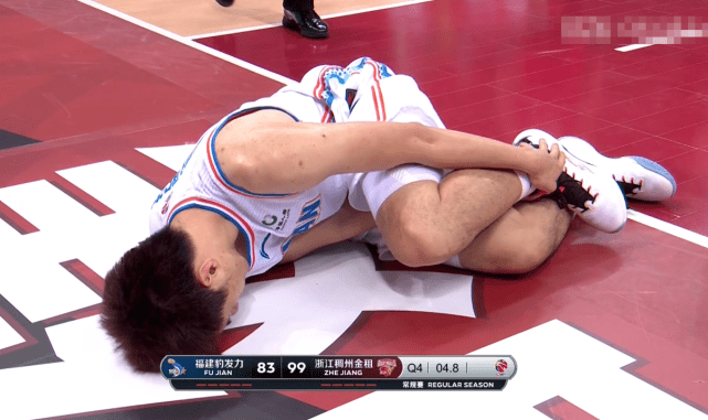 终场前4.8秒致队友受伤,王哲林不闻不问独自返回替补席